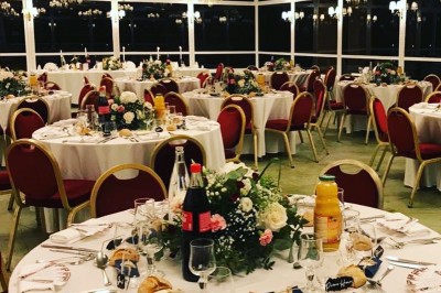 Miniature Location salle Triel-sur-Seine (Yvelines) - Malar évenements #28 Buffet décoré avec des ballons roses et blancs, plats variés, et un cochon rôti sur une table drapée de blanc.