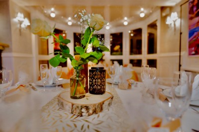 Miniature Location salle Triel-sur-Seine (Yvelines) - Malar évenements #29 Buffet décoré avec des ballons roses et blancs, plats variés, et un cochon rôti sur une table drapée de blanc.