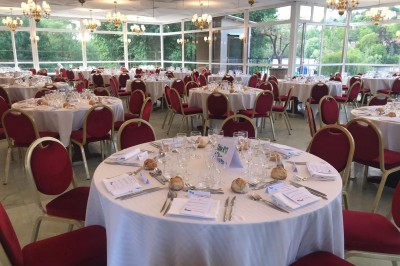 Miniature Location salle Triel-sur-Seine (Yvelines) - Malar évenements #34 Buffet décoré avec des ballons roses et blancs, plats variés, et un cochon rôti sur une table drapée de blanc.