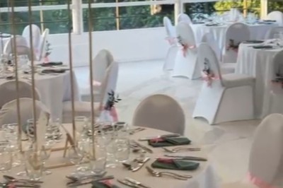 Miniature Location salle Triel-sur-Seine (Yvelines) - Malar évenements #35 Buffet décoré avec des ballons roses et blancs, plats variés, et un cochon rôti sur une table drapée de blanc.