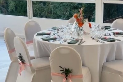 Miniature Location salle Triel-sur-Seine (Yvelines) - Malar évenements #38 Buffet décoré avec des ballons roses et blancs, plats variés, et un cochon rôti sur une table drapée de blanc.