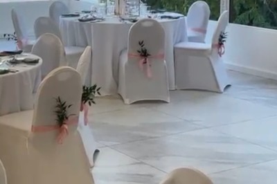 Miniature Location salle Triel-sur-Seine (Yvelines) - Malar évenements #39 Buffet décoré avec des ballons roses et blancs, plats variés, et un cochon rôti sur une table drapée de blanc.
