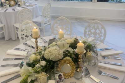 Miniature Location salle Triel-sur-Seine (Yvelines) - Malar évenements #41 Buffet décoré avec des ballons roses et blancs, plats variés, et un cochon rôti sur une table drapée de blanc.