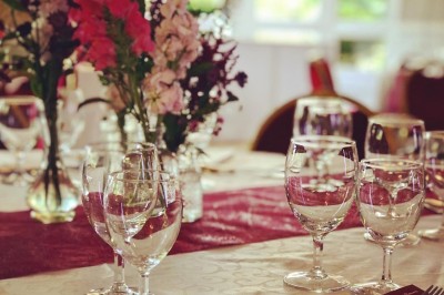 Miniature Location salle Triel-sur-Seine (Yvelines) - Malar évenements #45 Buffet décoré avec des ballons roses et blancs, plats variés, et un cochon rôti sur une table drapée de blanc.