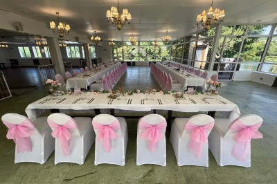 Miniature Location salle Triel-sur-Seine (Yvelines) - Malar évenements #48 Buffet décoré avec des ballons roses et blancs, plats variés, et un cochon rôti sur une table drapée de blanc.