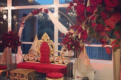 Miniature Location salle Triel-sur-Seine (Yvelines) - Malar évenements #56 Buffet décoré avec des ballons roses et blancs, plats variés, et un cochon rôti sur une table drapée de blanc.