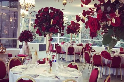 Miniature Location salle Triel-sur-Seine (Yvelines) - Malar évenements #26 Buffet décoré avec des ballons roses et blancs, plats variés, et un cochon rôti sur une table drapée de blanc.