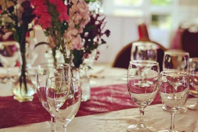 Miniature Location salle Triel-sur-Seine (Yvelines) - Malar évenements #58 Buffet décoré avec des ballons roses et blancs, plats variés, et un cochon rôti sur une table drapée de blanc.
