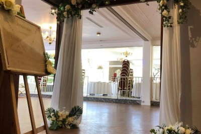 Miniature Location salle Triel-sur-Seine (Yvelines) - Malar évenements #59 Buffet décoré avec des ballons roses et blancs, plats variés, et un cochon rôti sur une table drapée de blanc.