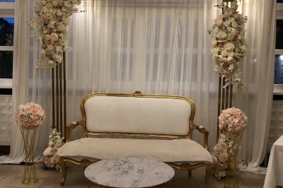 Miniature Location salle Triel-sur-Seine (Yvelines) - Malar évenements #61 Buffet décoré avec des ballons roses et blancs, plats variés, et un cochon rôti sur une table drapée de blanc.