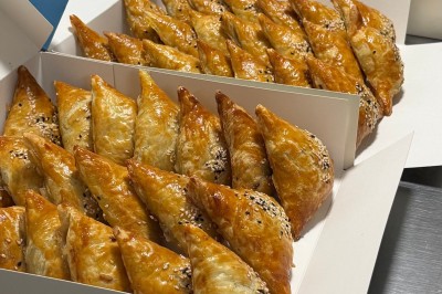 Écran de caisse avec tablette affichant un logo, et un autocollant attestant d'un niveau d'hygiène très satisfaisant.