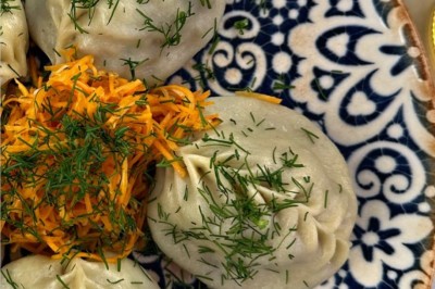 Écran de caisse avec tablette affichant un logo, et un autocollant attestant d'un niveau d'hygiène très satisfaisant.