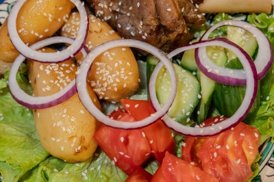 Écran de caisse avec tablette affichant un logo, et un autocollant attestant d'un niveau d'hygiène très satisfaisant.