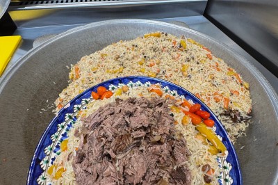 Écran de caisse avec tablette affichant un logo, et un autocollant attestant d'un niveau d'hygiène très satisfaisant.