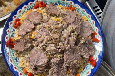 Écran de caisse avec tablette affichant un logo, et un autocollant attestant d'un niveau d'hygiène très satisfaisant.