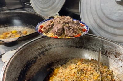 Écran de caisse avec tablette affichant un logo, et un autocollant attestant d'un niveau d'hygiène très satisfaisant.