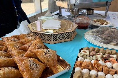 Écran de caisse avec tablette affichant un logo, et un autocollant attestant d'un niveau d'hygiène très satisfaisant.