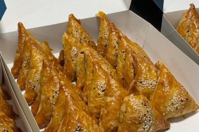 Écran de caisse avec tablette affichant un logo, et un autocollant attestant d'un niveau d'hygiène très satisfaisant.