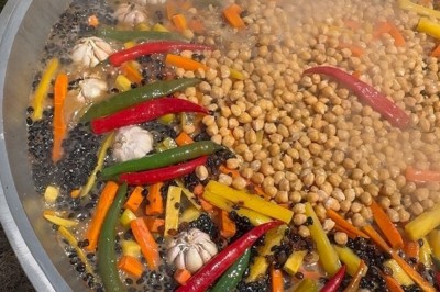 Écran de caisse avec tablette affichant un logo, et un autocollant attestant d'un niveau d'hygiène très satisfaisant.