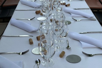 Miniature Traiteur Vayres (Gironde) - Cook For You #19 Salle décorée pour les fêtes avec guirlandes lumineuses, table rouge ornée de bougies et mini sapins, scène en arrière-plan.