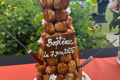 Miniature Traiteur Vayres (Gironde) - Cook For You #22 Salle décorée pour les fêtes avec guirlandes lumineuses, table rouge ornée de bougies et mini sapins, scène en arrière-plan.