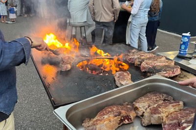Miniature Traiteur Vayres (Gironde) - Cook For You #9 Salle décorée pour les fêtes avec guirlandes lumineuses, table rouge ornée de bougies et mini sapins, scène en arrière-plan.