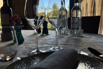 Miniature Traiteur Vayres (Gironde) - Cook For You #11 Salle décorée pour les fêtes avec guirlandes lumineuses, table rouge ornée de bougies et mini sapins, scène en arrière-plan.