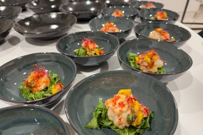 Miniature Traiteur Vayres (Gironde) - Cook For You #5 Salle décorée pour les fêtes avec guirlandes lumineuses, table rouge ornée de bougies et mini sapins, scène en arrière-plan.