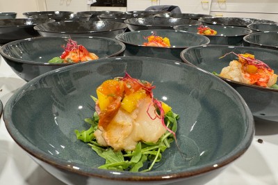 Miniature Traiteur Vayres (Gironde) - Cook For You #10 Salle décorée pour les fêtes avec guirlandes lumineuses, table rouge ornée de bougies et mini sapins, scène en arrière-plan.