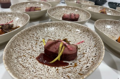 Assiette gastronomique avec foie gras, asperges, pain brioché et garnitures colorées, dressée pour un service en série.