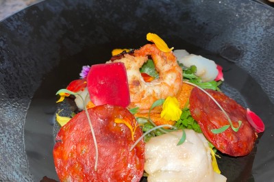 Assiette gastronomique avec foie gras, asperges, pain brioché et garnitures colorées, dressée pour un service en série.