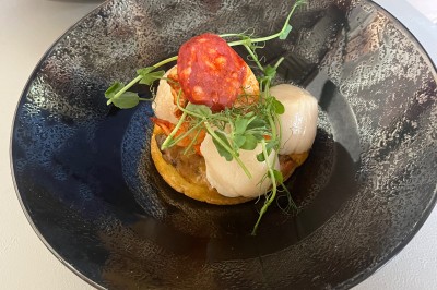Assiette gastronomique avec foie gras, asperges, pain brioché et garnitures colorées, dressée pour un service en série.