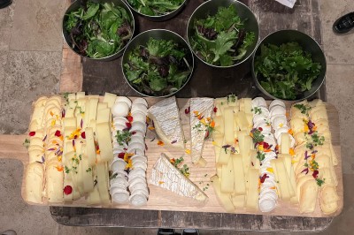 Assiette gastronomique avec foie gras, asperges, pain brioché et garnitures colorées, dressée pour un service en série.