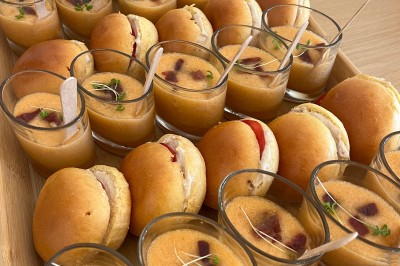 Assiette gastronomique avec foie gras, asperges, pain brioché et garnitures colorées, dressée pour un service en série.