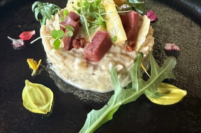 Assiette gastronomique avec foie gras, asperges, pain brioché et garnitures colorées, dressée pour un service en série.
