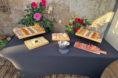 Assiette gastronomique avec foie gras, asperges, pain brioché et garnitures colorées, dressée pour un service en série.