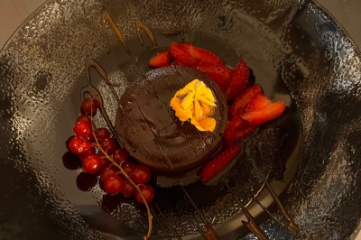 Assiette gastronomique avec foie gras, asperges, pain brioché et garnitures colorées, dressée pour un service en série.