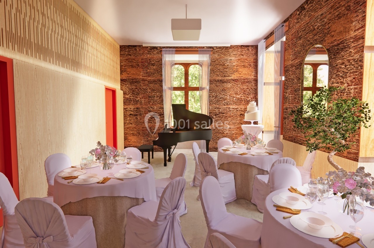 Salle de réception élégante avec tables décorées, chaises drapées, piano à queue et grandes fenêtres lumineuses.