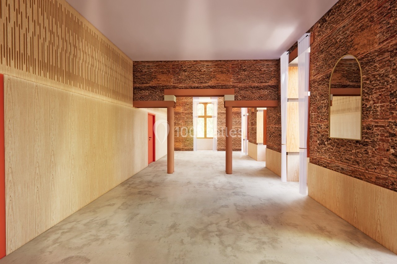Couloir lumineux avec murs en bois et briques, portes rouges, miroir et fenêtres laissant entrer la lumière naturelle.