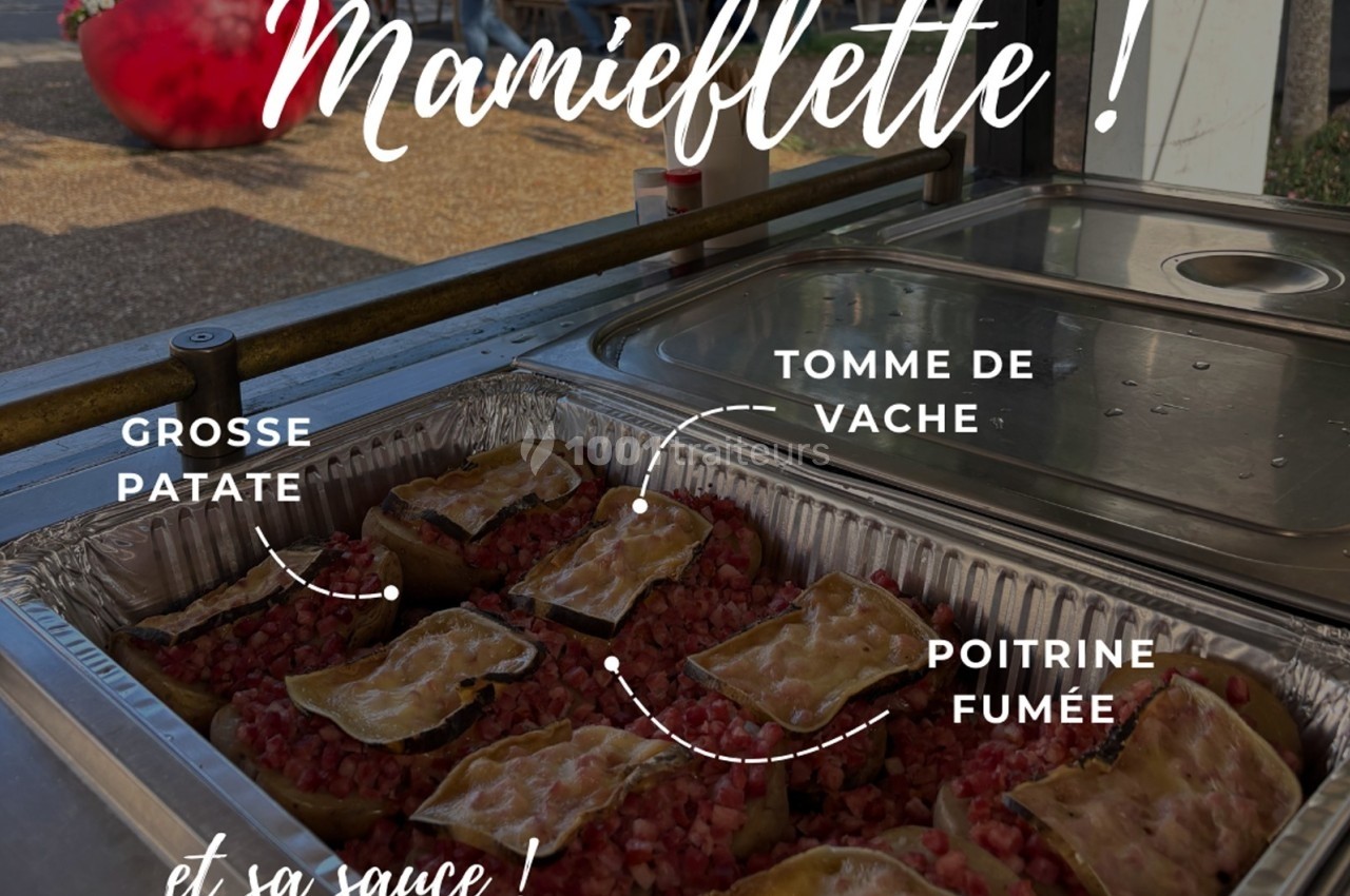 Plat de pommes de terre garnies de poitrine fumée, tomme de vache et sauce, présenté dans un plat en aluminium.