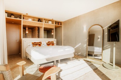 Miniature Location salle Bormes-les-Mimosas (Var) - Hôtel le Mirage #22 Femme buvant un cocktail rouge avec une paille, en extérieur, cheveux blonds au vent.