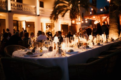Miniature Location salle Bormes-les-Mimosas (Var) - Hôtel le Mirage #8 Femme buvant un cocktail rouge avec une paille, en extérieur, cheveux blonds au vent.