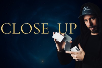 Trois personnes discutent et rient ensemble dans un cadre extérieur convivial.