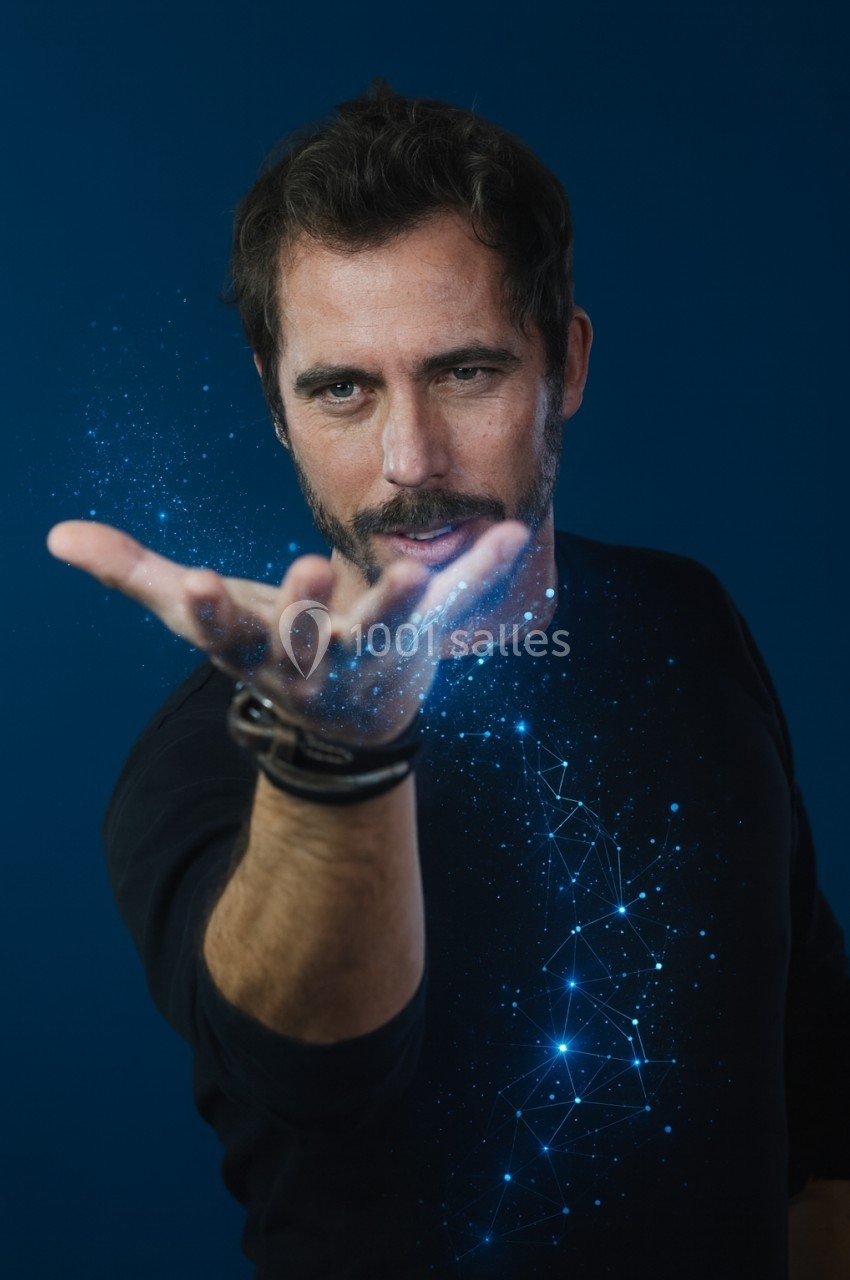 Homme tendant la main avec des effets lumineux et des motifs de connexion sur fond bleu.