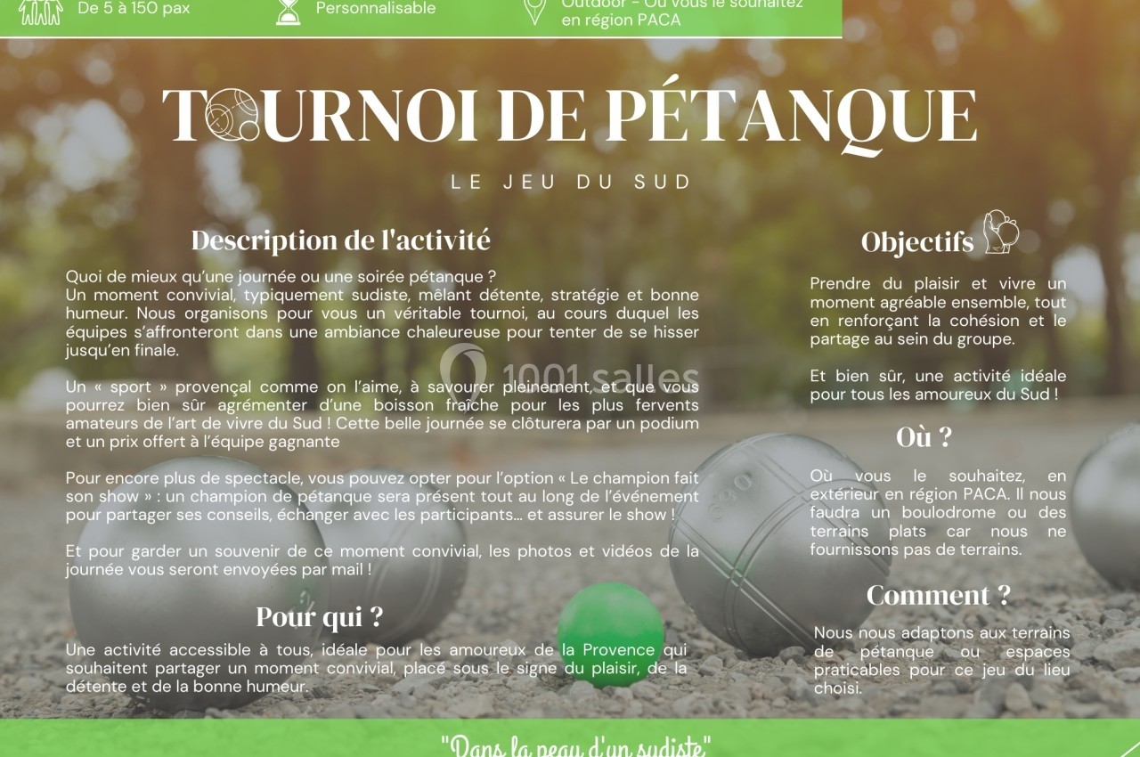 Un terrain de pétanque avec des boules en métal et un cochonnet, entouré de texte décrivant une activité ludique.