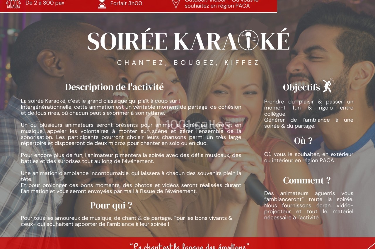 Trois personnes chantant ensemble dans un cadre festif, micro à la main, ambiance conviviale et joyeuse.