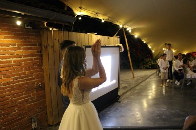 Miniature DJ Toulouse (Haute-Garonne) - Pmn Event #7 Personnes dansant et discutant lors d'une soirée en extérieur, éclairée par des lumières colorées et décorée de guirlandes.