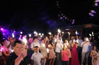 Miniature DJ Toulouse (Haute-Garonne) - Pmn Event #10 Personnes dansant et discutant lors d'une soirée en extérieur, éclairée par des lumières colorées et décorée de guirlandes.