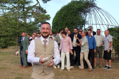 Miniature DJ Toulouse (Haute-Garonne) - Pmn Event #11 Personnes dansant et discutant lors d'une soirée en extérieur, éclairée par des lumières colorées et décorée de guirlandes.