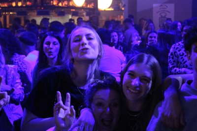 Miniature DJ Toulouse (Haute-Garonne) - Pmn Event #12 Personnes dansant et discutant lors d'une soirée en extérieur, éclairée par des lumières colorées et décorée de guirlandes.